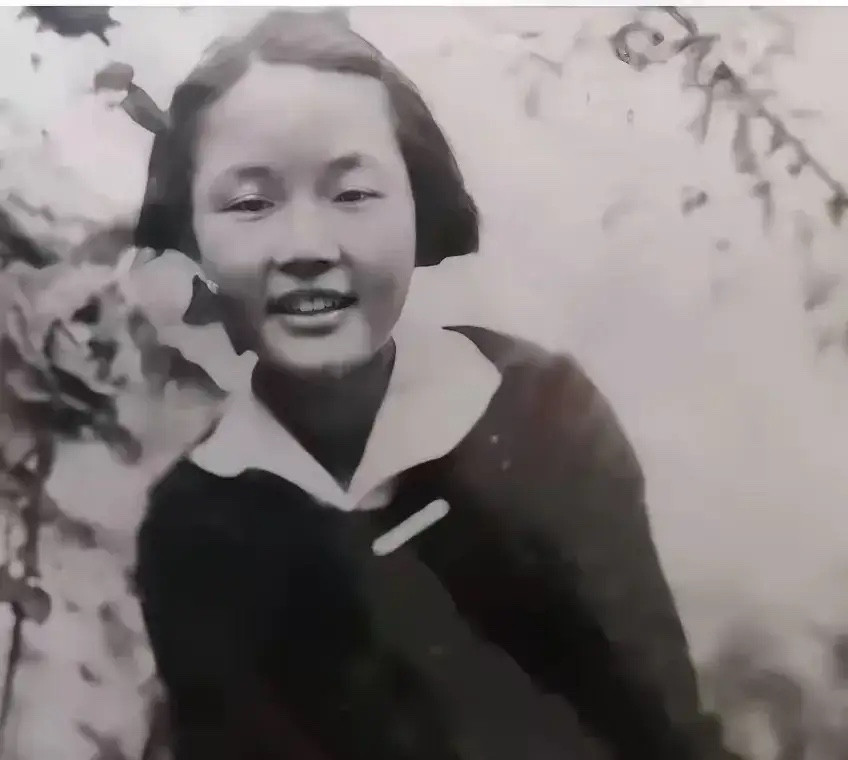 1940年，重庆军统监狱里，戴笠声嘶力竭地喊着：“继续打！打到她开口为止！”，他