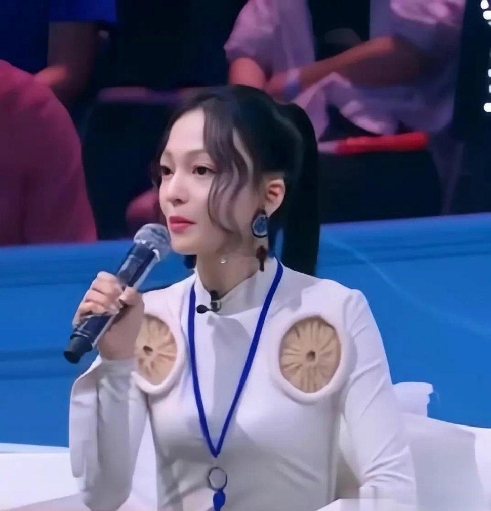 谁能告诉我张韶涵这衣服上安了个什么玩意啊