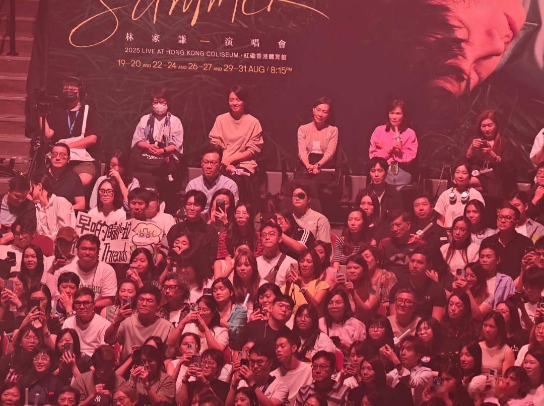 昨晚林家谦红馆演唱会，在嘉宾席看到了看到了久违的彭羚，现年56岁的彭羚是乐迷们最