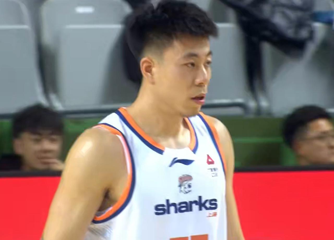 输给广厦7分！揪出3个“废材”，坑惨了上海队。昨晚，CBA常规赛迎来了一场焦点
