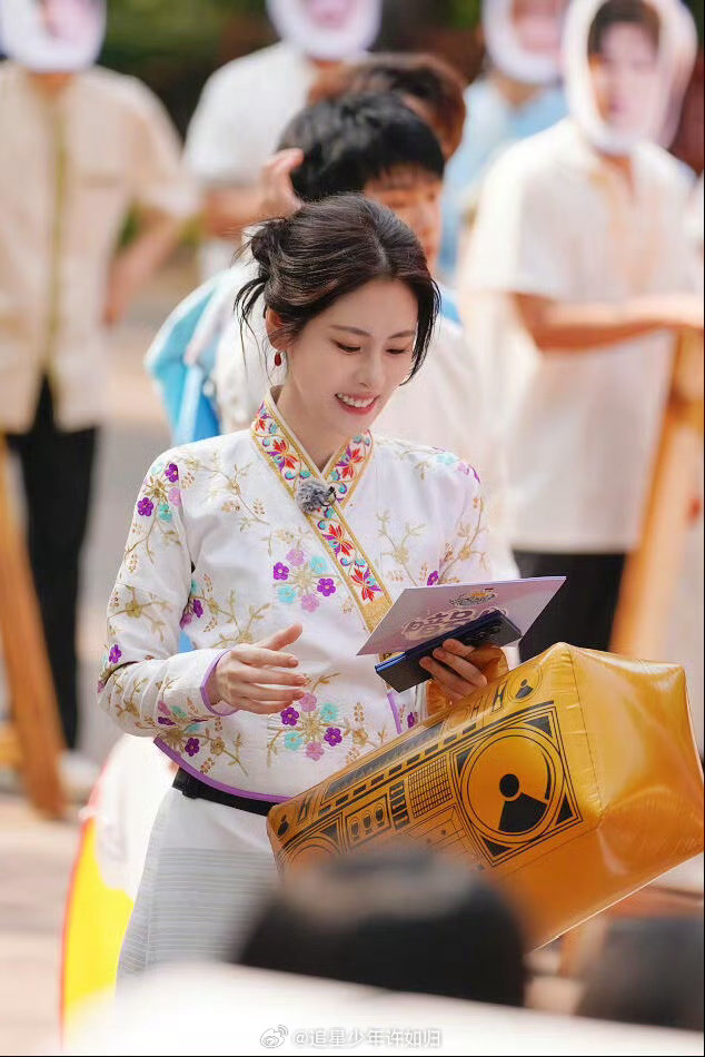 张碧晨完全是傣族公主她低头整理衣袖的瞬间被抓拍到，那种温婉和灵动刚好定格。傣族