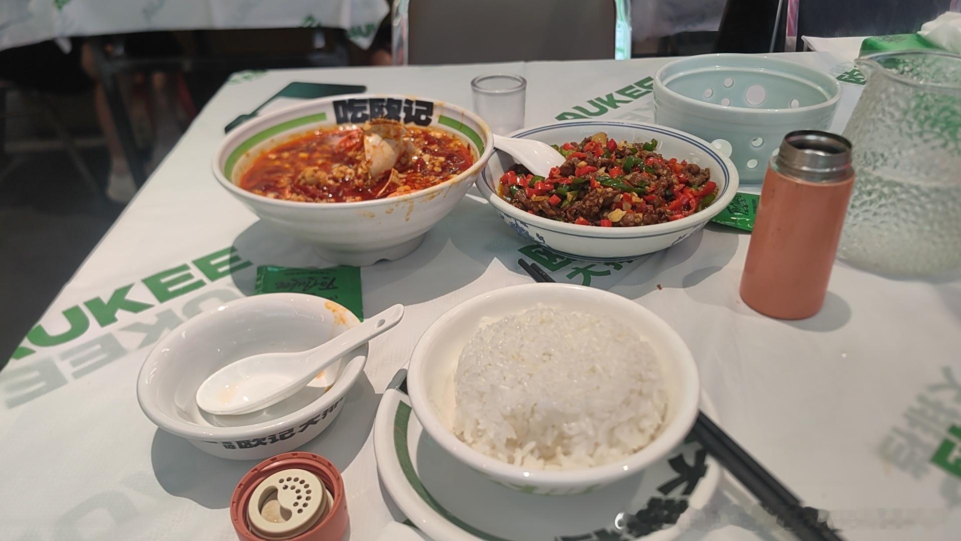 一个人的午餐好久没有吃辣了在家吃多了住家菜味蕾真的会变淡今天的江西菜有点吃不习惯