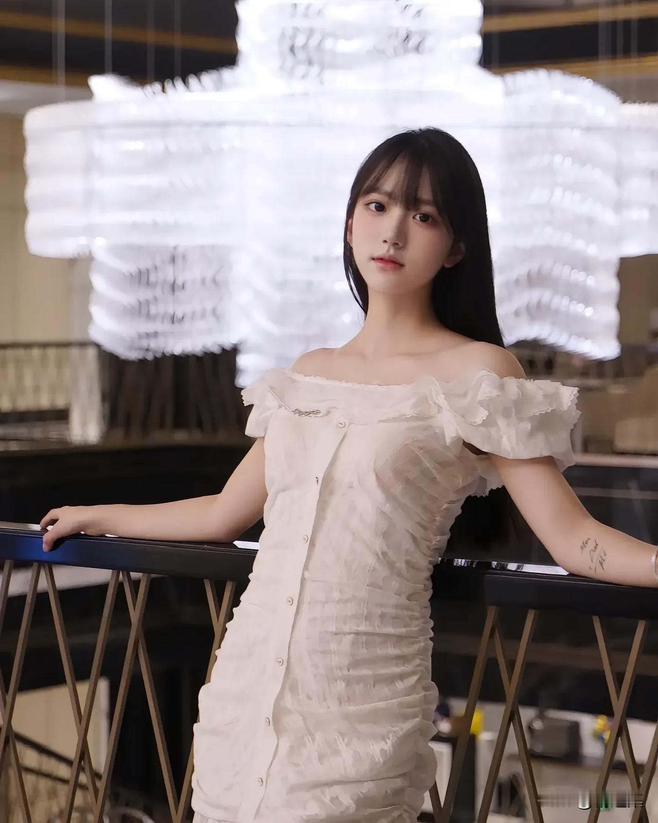 优雅少女，轻奢氛围，时尚穿搭