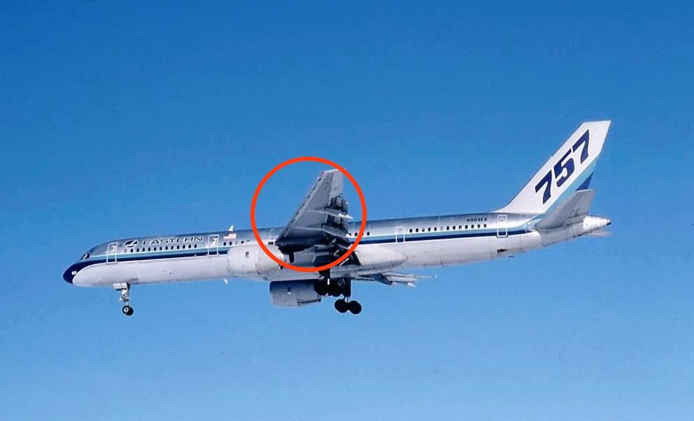 飞机维护的重要性：对于老旧机型的飞机，要加强检查，防止结构材料老化和脱胶问题。