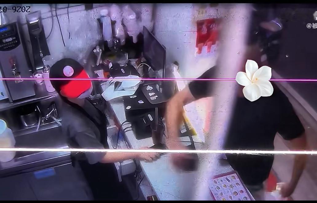 实在太气愤了，奶茶店员不让顾客赊账，竟然遭遇顾客打耳光。事发东莞一奶茶店，一名平