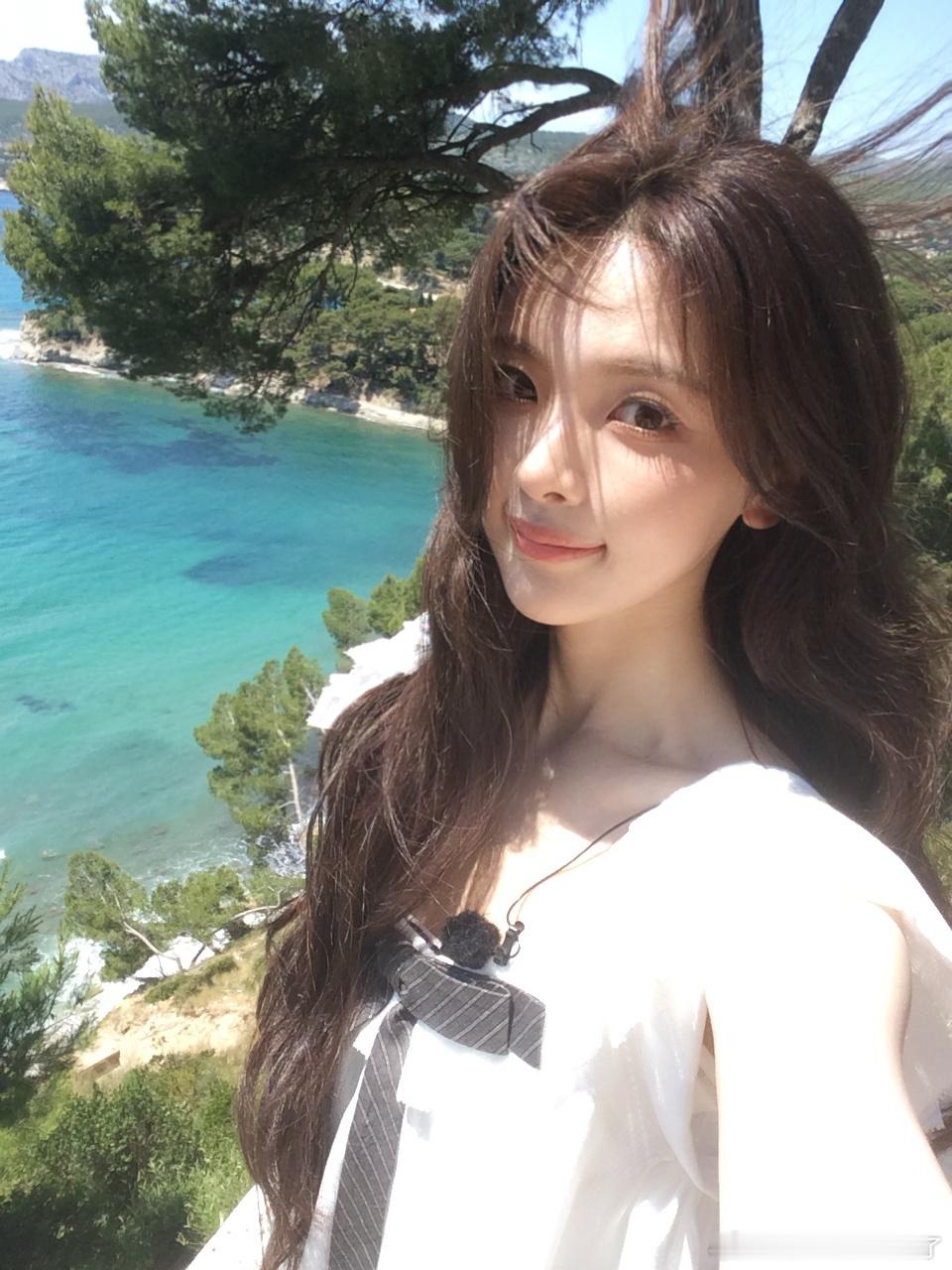 杨超越南法的风裹着海盐吹乱发梢，衣摆沾染着野花香，每帧松弛都写着杨超越独有的