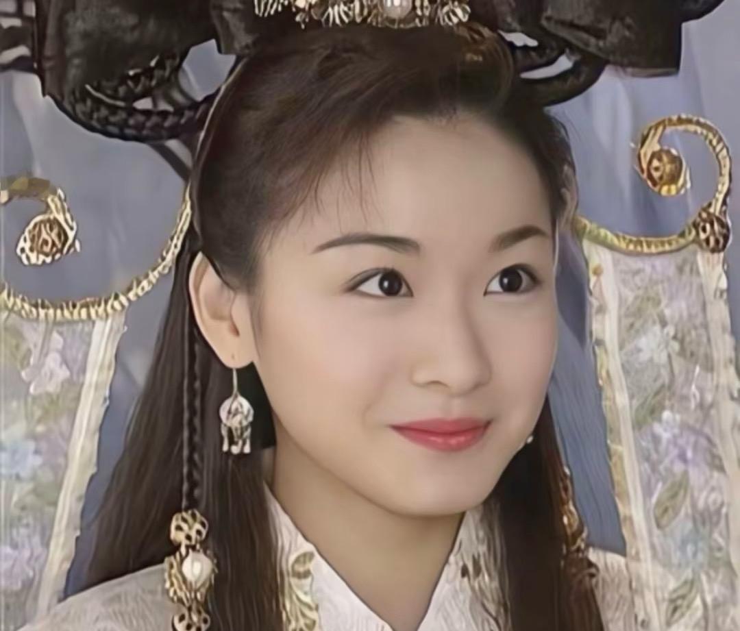 江祖平真是可惜了，看《风云》主演合影，她真的美的很突出，哪怕是号称内地第一美女蒋