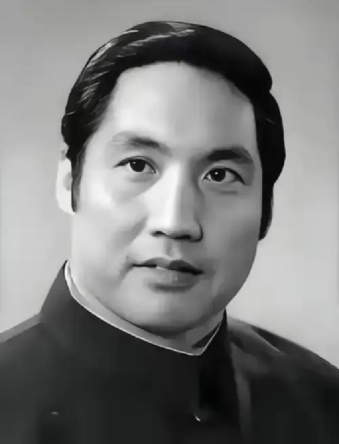 1977年，曾因饰演《红灯记》李玉和红遍全国的钱浩梁，被撤销党内外一切职务、停止