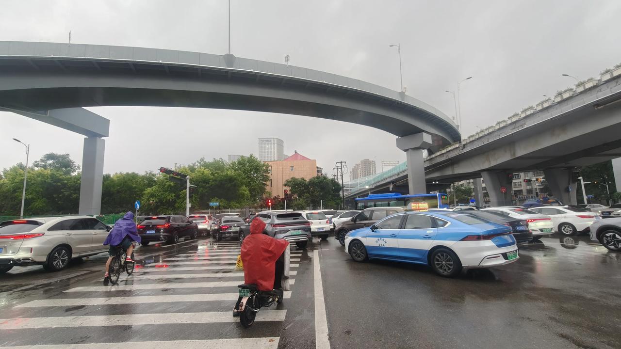 雨天的石家庄周一早高峰，彻底堵死了。平时半小时的路程堵了俩小时。看来地铁建设还需