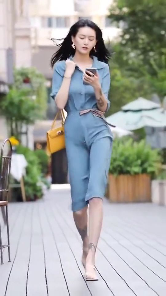 笑话：昨天朋友聚餐，大家提议：谁不喝酒谁买单！于是讨厌喝酒的我也端起了酒杯。几杯