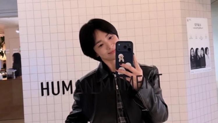 宋慧乔酷飒造型曝光！黑皮衣格子裙甜美自拍引热议 😍