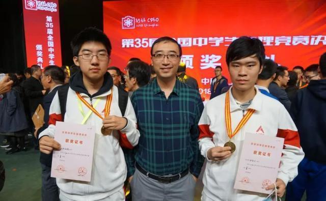 一个北大清华双料学霸，找工作时却屡屡碰壁，他一怒之下跑去应聘物理老师！校长一看简