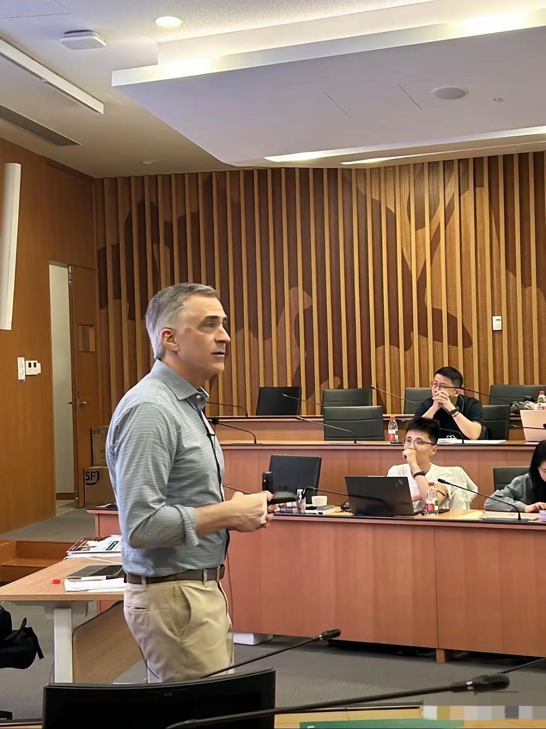 美国某大学教授在演讲中提到：“没有任何一个国家像日本一样，频繁的挑衅其他国家，却