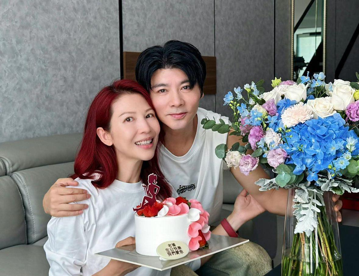 张晋为老婆蔡少芬庆祝52岁生日，夫妻俩看起来好甜蜜，他们感情真好，好有激情啊！蔡