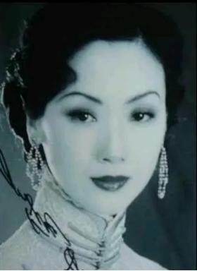 1926年，张宗昌不顾对方挣扎，将艺妓陈佩瑜一丝不挂地扔到滚烫的火炕上，戏弄道：