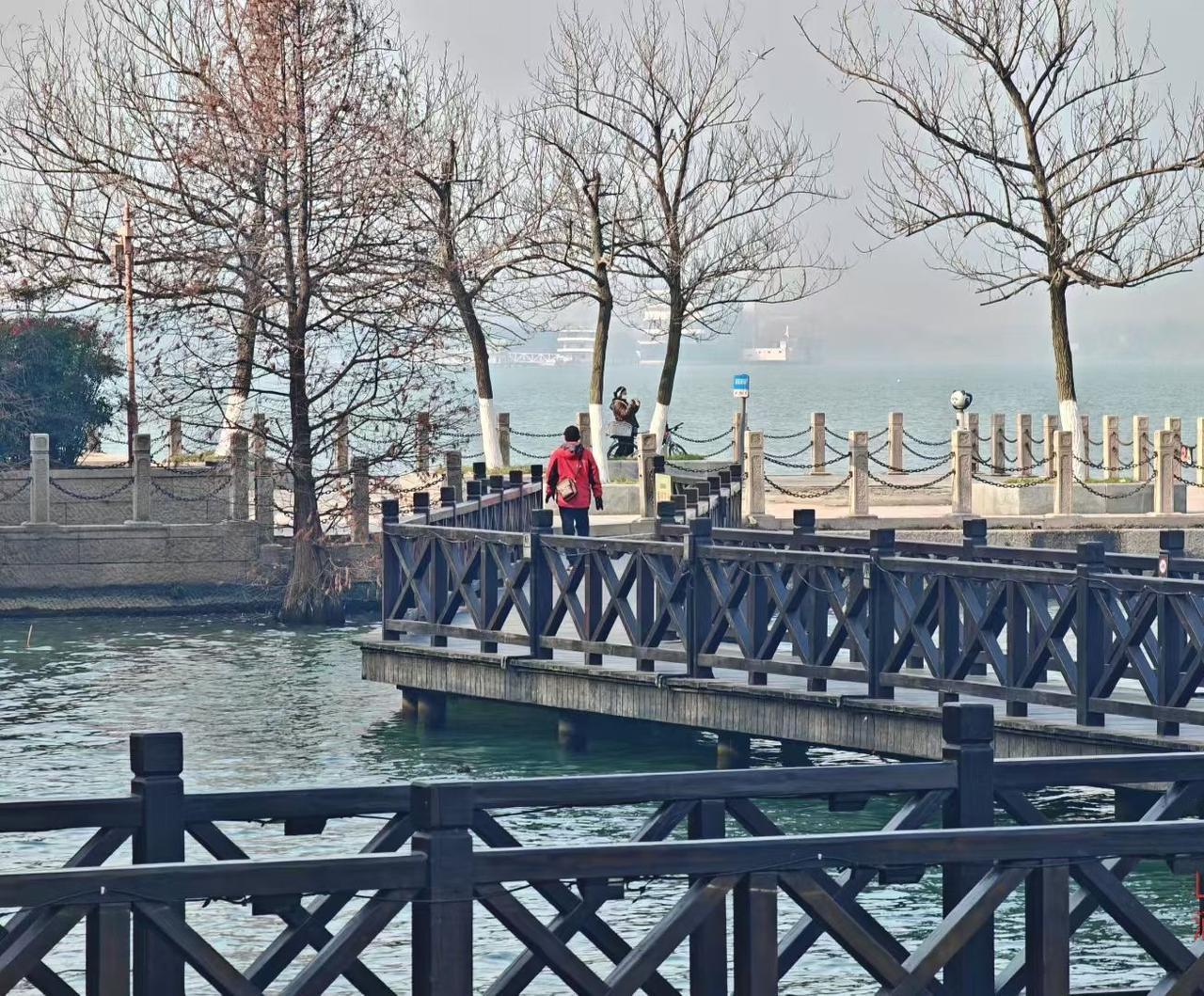 凡事都得随缘，缘深多聚聚，缘浅随它去人这一辈子，会遇见形形色色的人，也会经