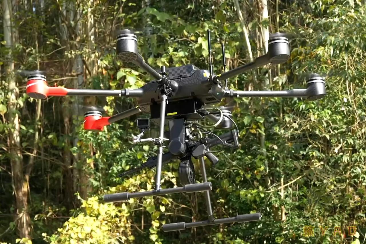 六轴无人机装上改装的191步枪，火力输出就不一样了。改装的191步枪和光电瞄准系