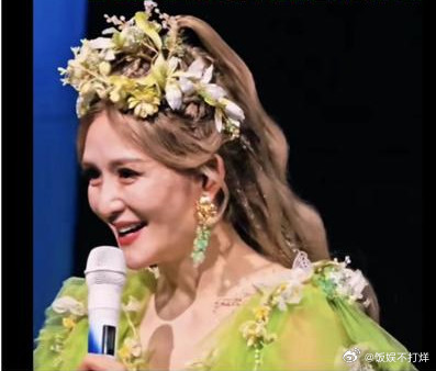 为什么谢娜那么拼命，很多人吐槽她票价对标一线歌手。她和张杰在京沪蓉都有房，豪宅
