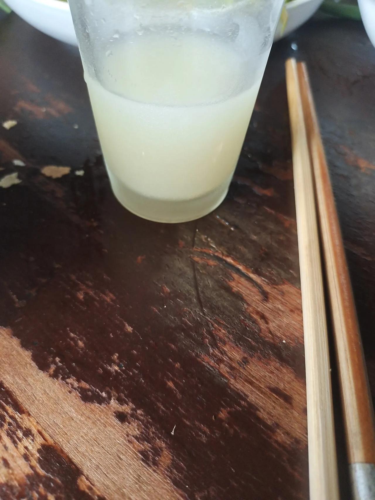 有谁知道这是什么酒？我昨天回娘家上坟去了，回来在大哥家吃饭，大哥给我倒了杯酒，是