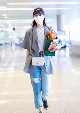 宋轶机场私服真会穿短袖西装内搭白T恤，简约随性又时髦​​​