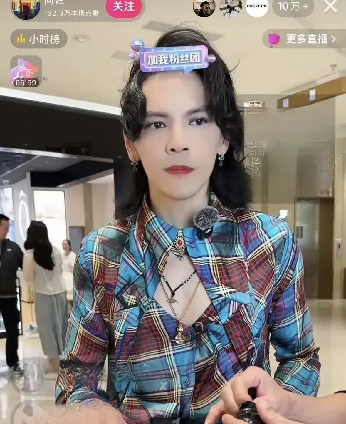向佐脾气阴晴不定，经常在孩子面前也发癫，搞得孩子还挺排斥他的，非必要情况不会跟爸