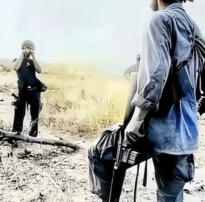 1972年，一个美国大兵撩起一名越南女兵的上衣，一脚踩到了她的胸前，并让战友给他
