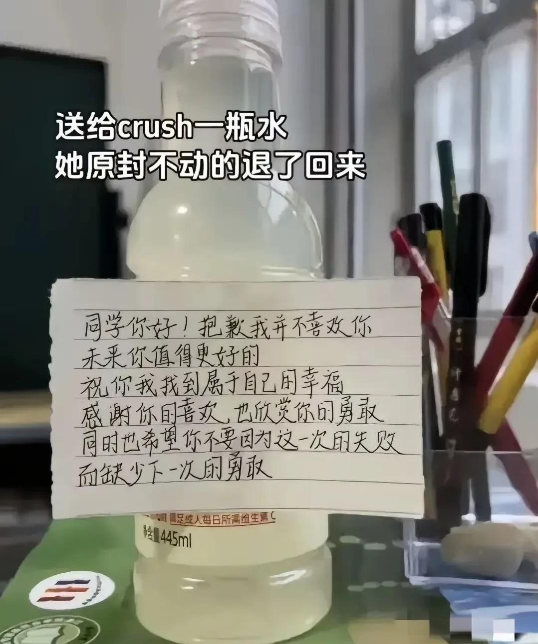 备胎多年的经验告诉你，这是在考验你呢，千万别放弃，不是喜欢你怎么可能跟你写