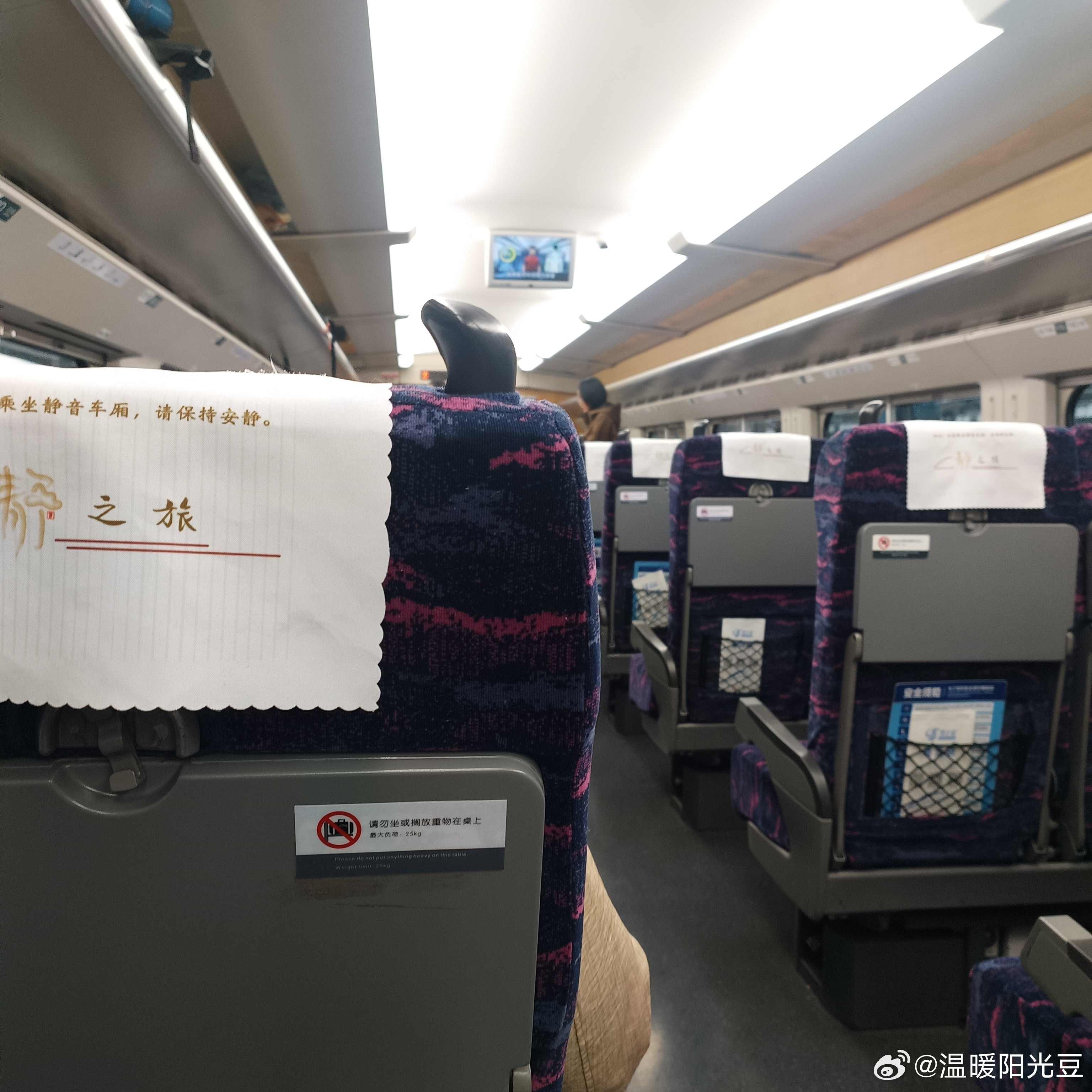 今天开启一周的云南大理之旅。满怀期待的，飞机时间都不合适，只能改坐高铁，中间转两次车，14个多小时，