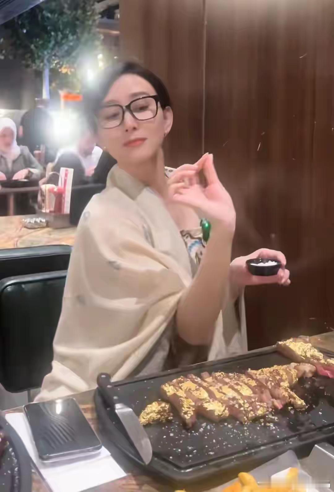 46岁胡静晒吃金箔牛排，四人吃了3000多，和朱兆祥因给小费起争执！！！​​​