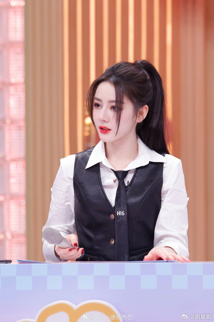 迪丽热巴黑长直鬼感迪丽热巴黑长直美成啥样了黑长直造型太有张力，看不够。