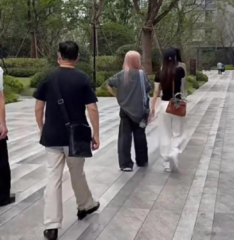 网友在上海偶遇天王嫂方媛她好像在看房！她本人还是蛮好看的，虽然个子不高，但是很有气质，不得不说，她嫁