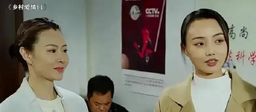 王小华退出《乡村爱情》剧组，撕开了娱乐圈最现实的一幕。片酬只有直播的零头。她