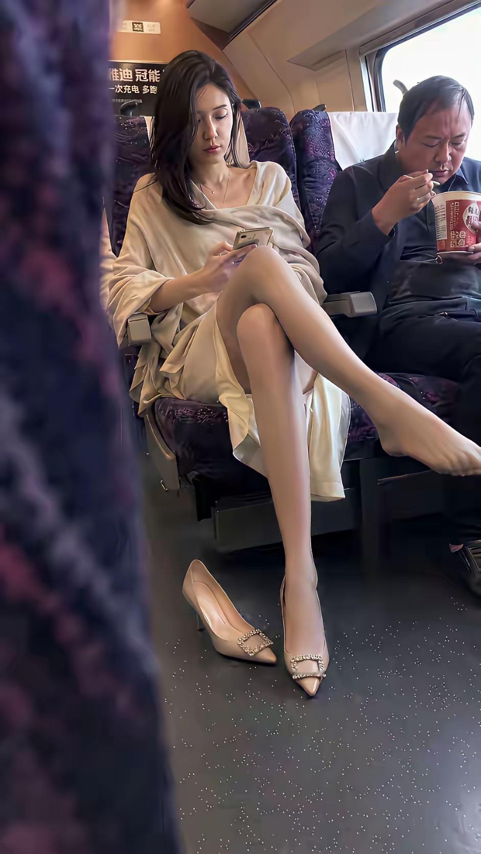 到底什么条件的男人才能配得上她呢？