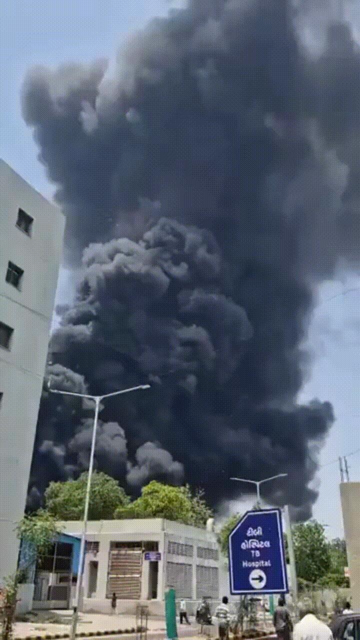 印度艾哈迈达巴德市警察局局长对美联社表示，初步信息显示，失事飞机看来无人生还，机