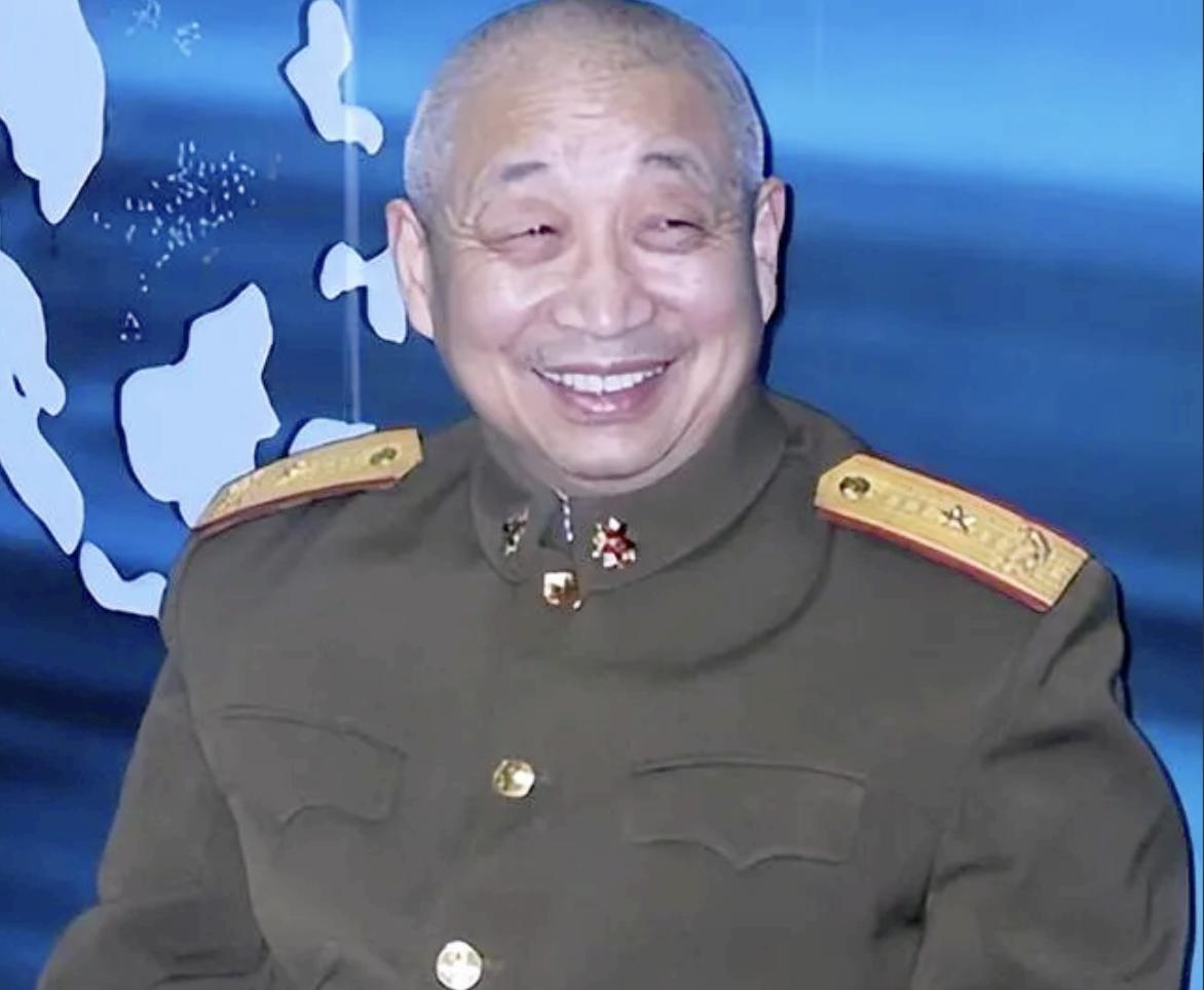 1990年，在中越战俘遣返仪式上，“叛变”军官汪斌拖着仅37公斤重的身体