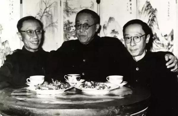 1957年前后，一张合影在溥仪身边人的手里流传开来：溥仪、溥杰，还有他们的七叔载涛，三个人坐在一起。