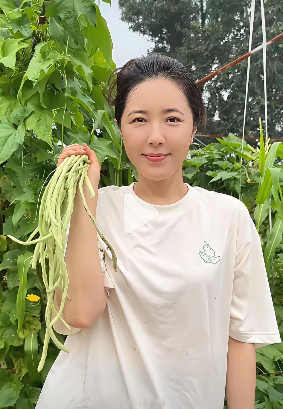 看杨乐乐种菜就知道她的性格了！一方面喜欢田园风，要种花种菜，要亲自下地享受种地的