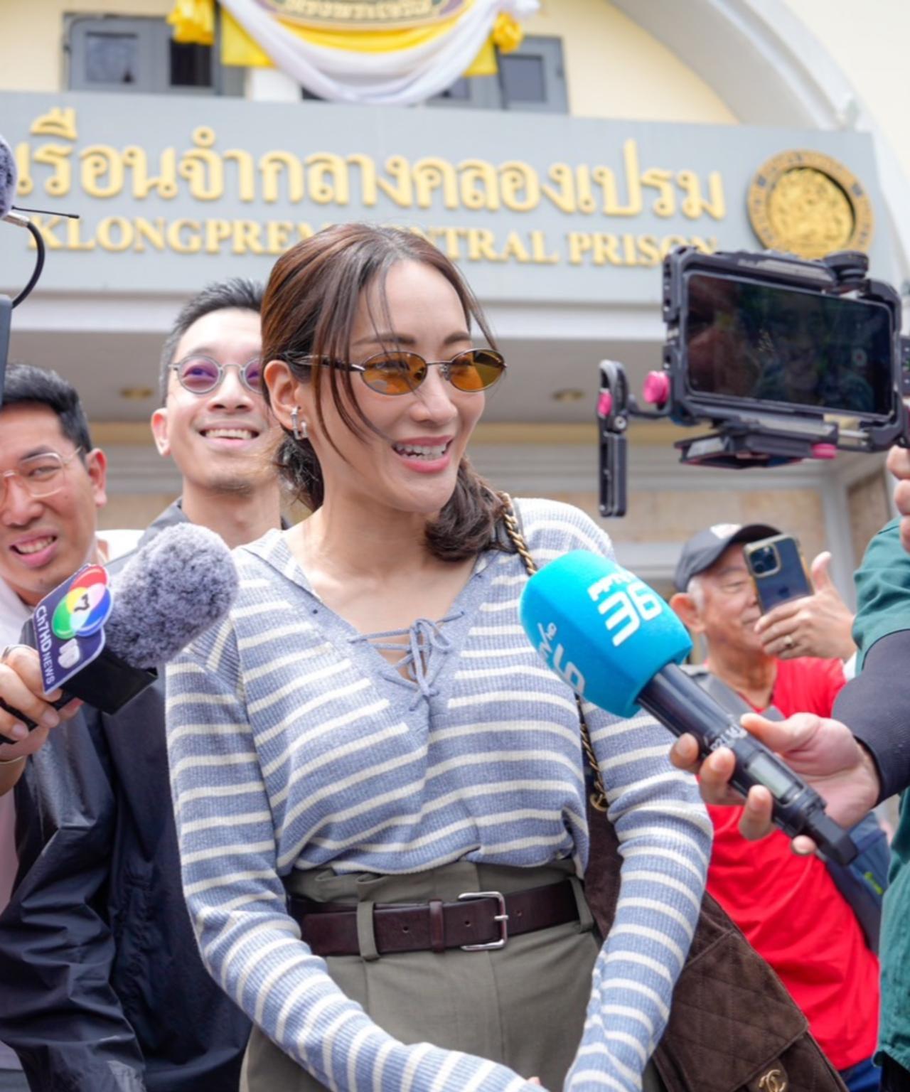 佩通坦姐姐看望他信，帅气姐夫随行2025年9月29日，萍通塔与丈夫到Klong