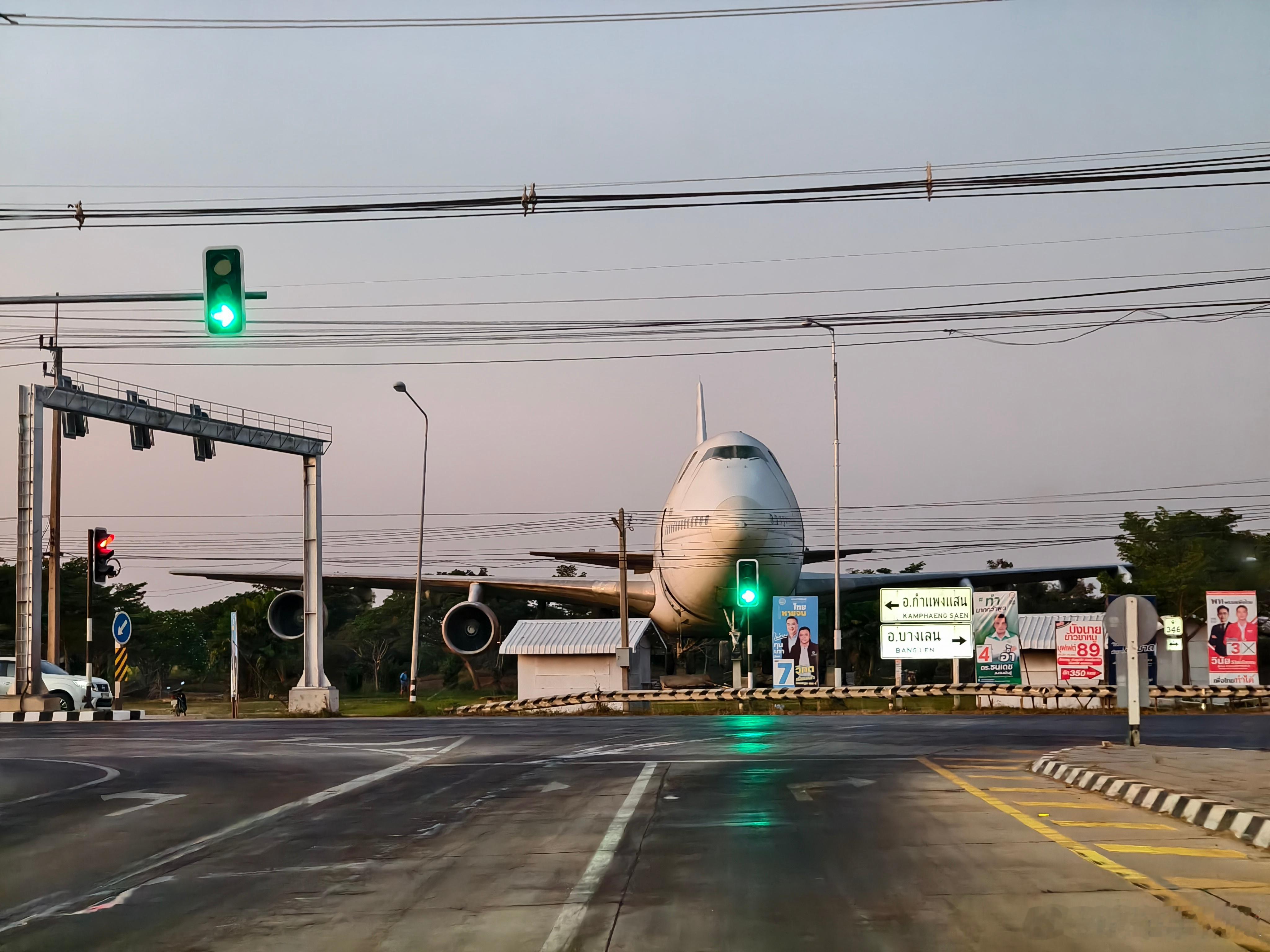 这路口属实有点吓到我了在漫长直线的末端，居然停了一架四发的飞机✈️我还以为它要冲