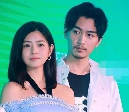 当初陈晓爱上陈妍希的时候，爱意表现得十分热烈，恨不得向全世界宣告这份爱情，轰轰烈烈走进婚姻。可感情褪