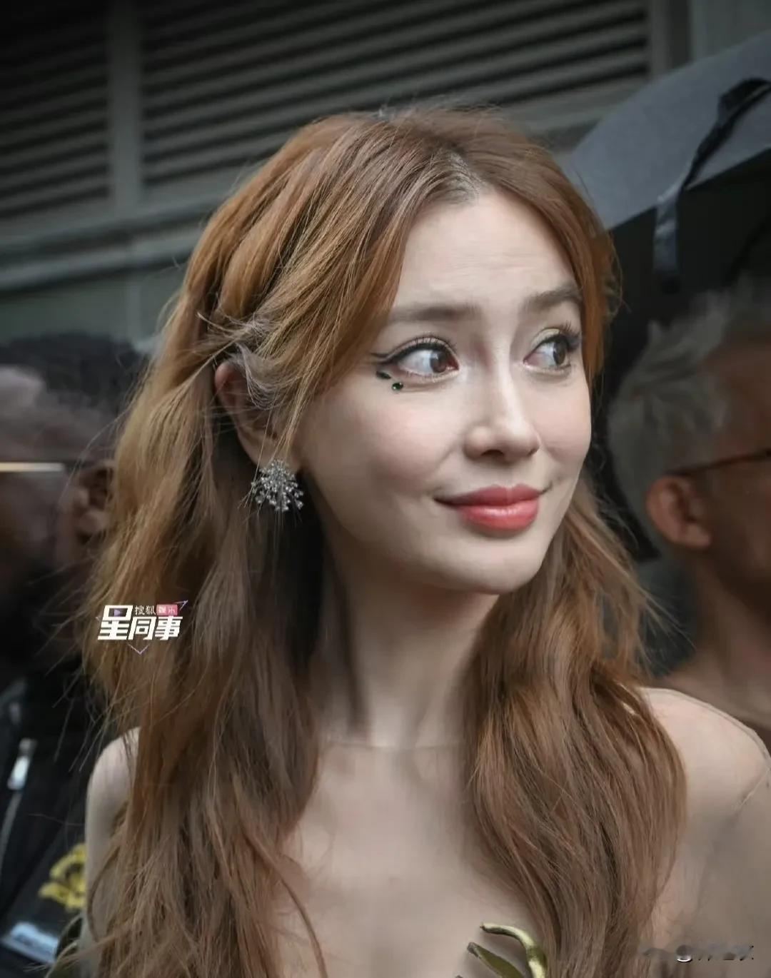 感觉网友们都是看多了美颜滤镜p图了，而像杨颖这种状态在现实生活中就属于是非常好看
