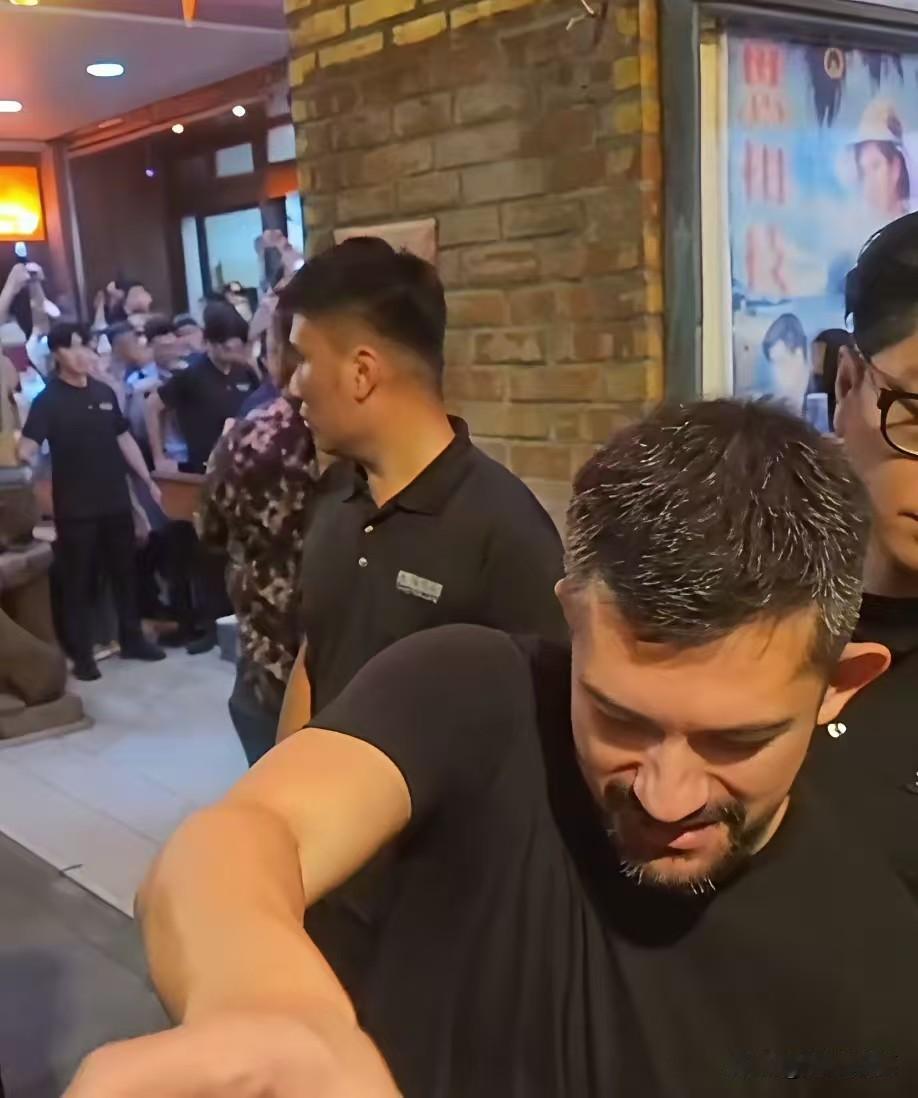 黄仁勋的儿子黄胜斌，如果一毕业就空降英伟达，大概率会被骂“关系户”。但老