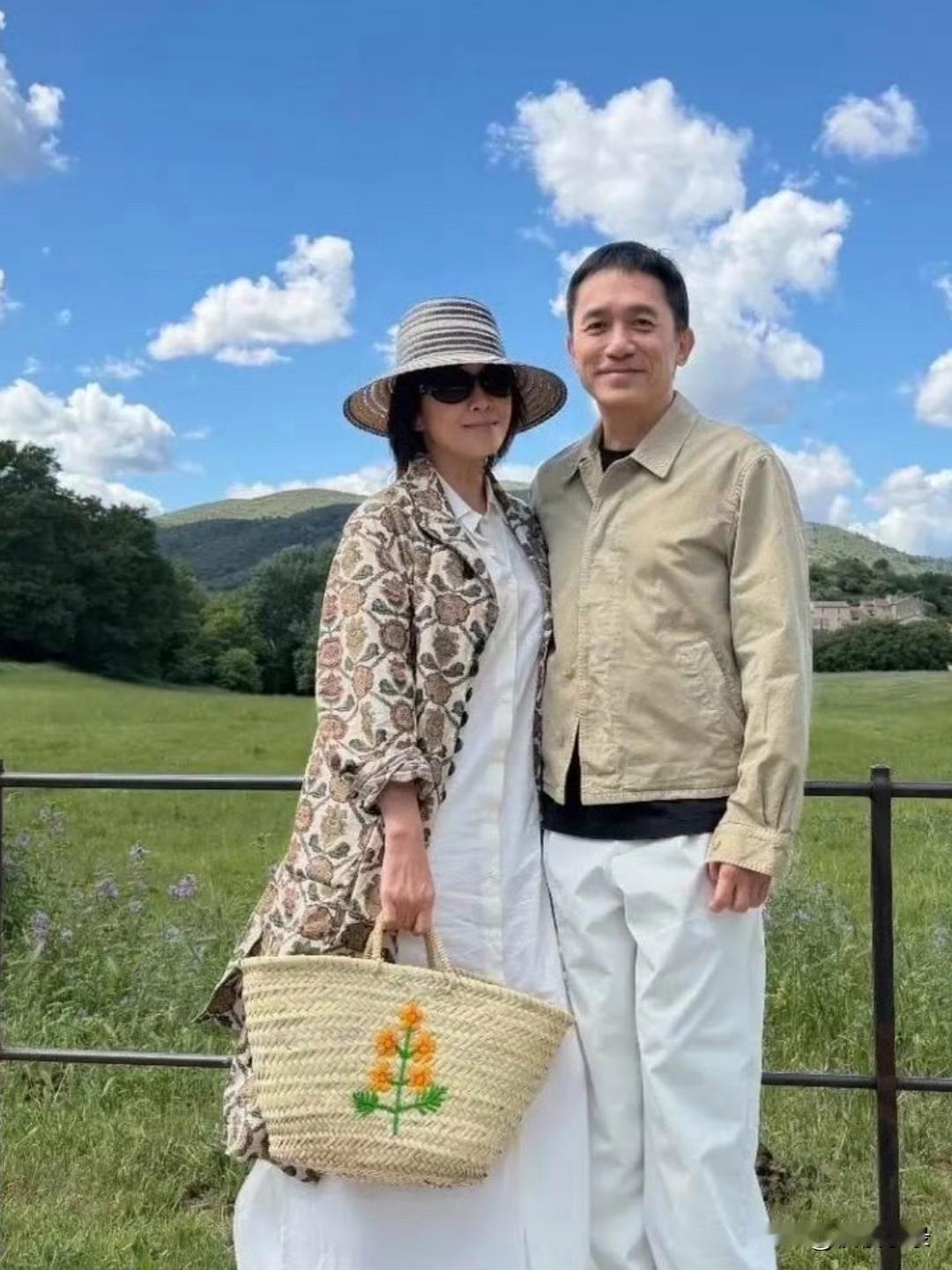 梁朝伟刘嘉玲法国游玩度假私服，两口子看着好浪漫！[鼓掌][鼓掌][鼓掌]