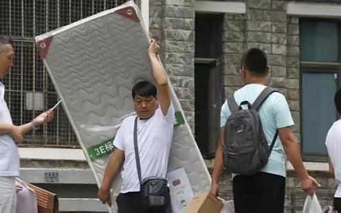 这两天是北大新生报到日，家长们送孩子来北京上大学在北大校园里，记者看到很多爸爸