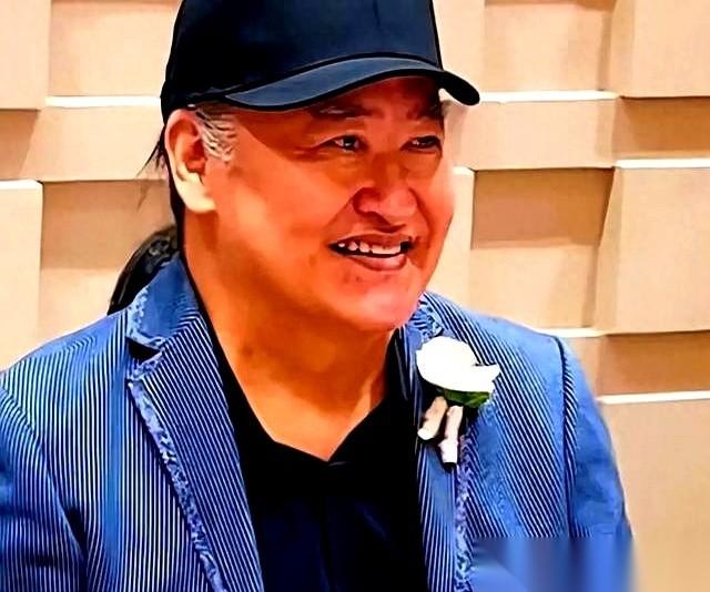 刷到刘欢嫁女儿，本来挺好一事儿，结果点开评论区，给我恶心坏了。一堆人对着人家新