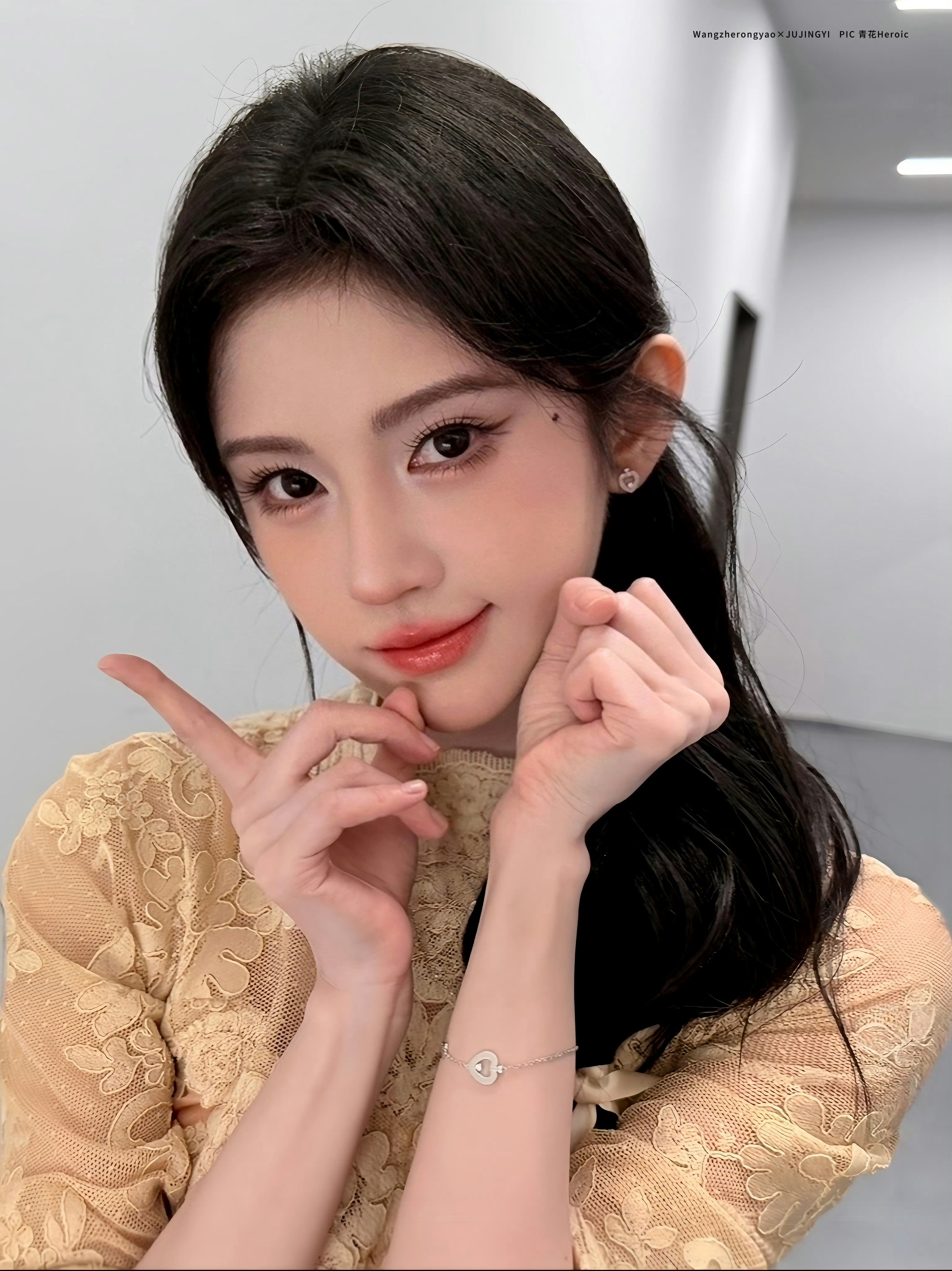 你鞠漂亮到哪里仅仅是单独一个图层根本就是单度一个2.5次元人类….​​​