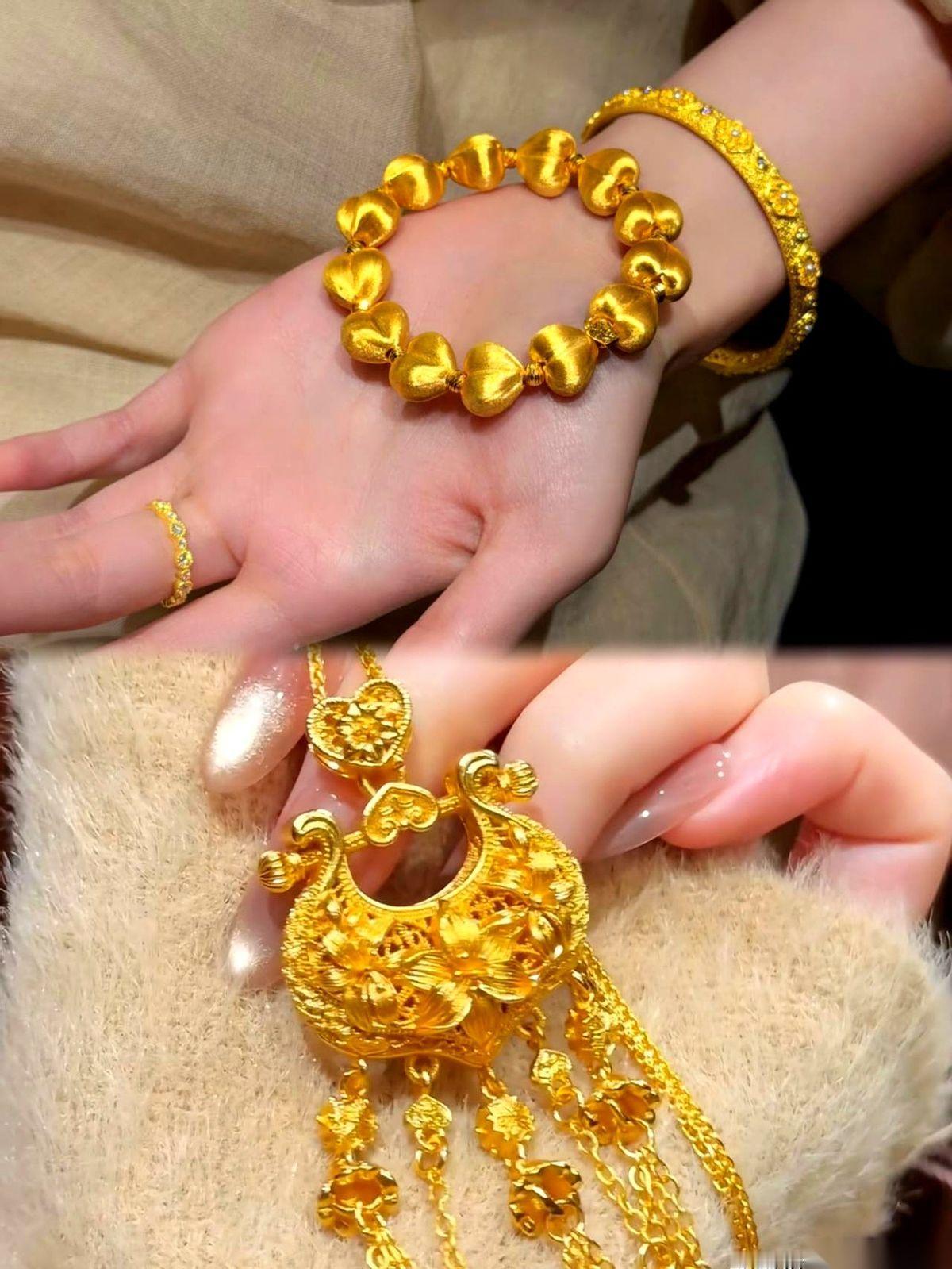 “老板，烧。”我把我那个标着35克的周大福金镯子，往水贝的柜台上一放。喷枪的