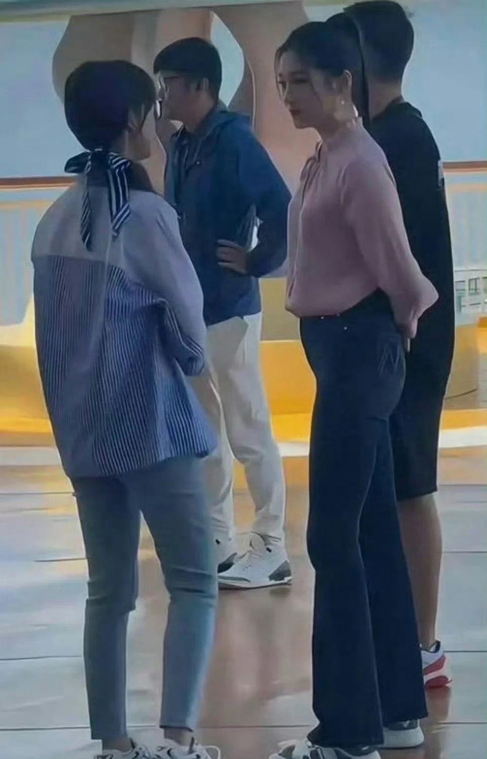 关晓彤这个身材也太离谱了吧，大长腿都快都到别人腰了