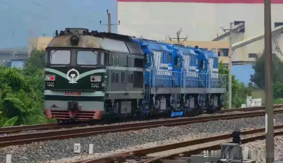 老旧内燃机车真的是一天比一天少了。有火车迷在广茂铁路上记录下了又有三台DF5内燃