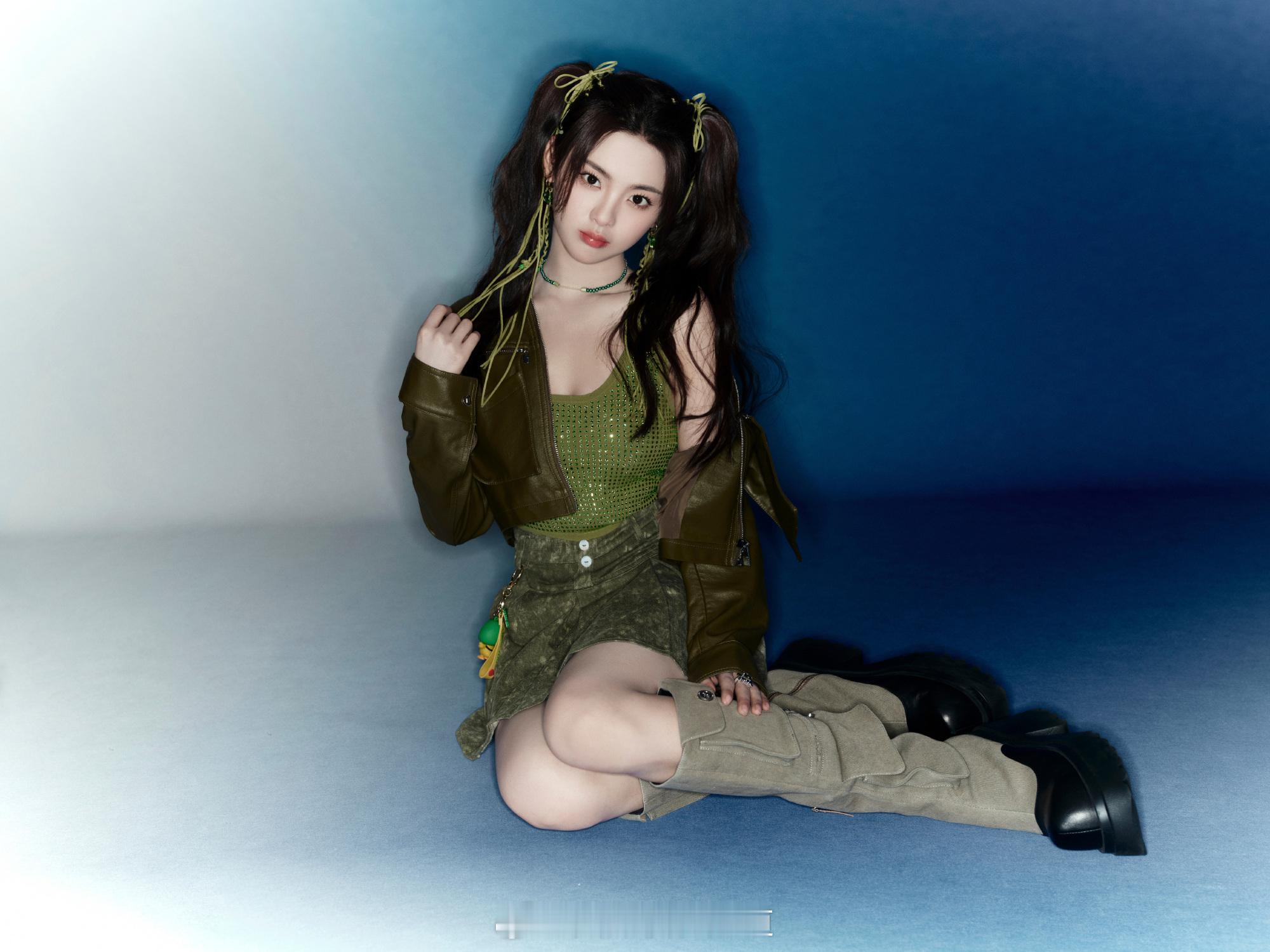 杨超越的一组青春感写真